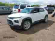 2022 Chevrolet TrailBlazer LS z VIN KL79MMS21NB104751, wystawiony jako IAAI lot #42157858 z przebiegiem 25 669 mil mil oraz . Historia ofert i sprzedaży dostępna na DreamBid. Obrazek 2.