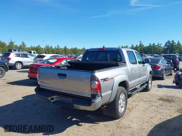 2015 Toyota Tacoma with VIN 3TMLU4EN1FM197831, listed as a IAAI auction lot 43233901 with 123,905 mi miles and . Bid and sale history available at DreamBid. Image 4.