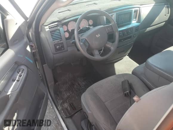 2007 Dodge 1500 SLT z VIN 1D7HA16247J517990, wystawiony jako Copart lot #58032355 z przebiegiem 96 247 mil mil oraz Szkoda całkowita • Salvage title. Historia ofert i sprzedaży dostępna na DreamBid. Obrazek 8.