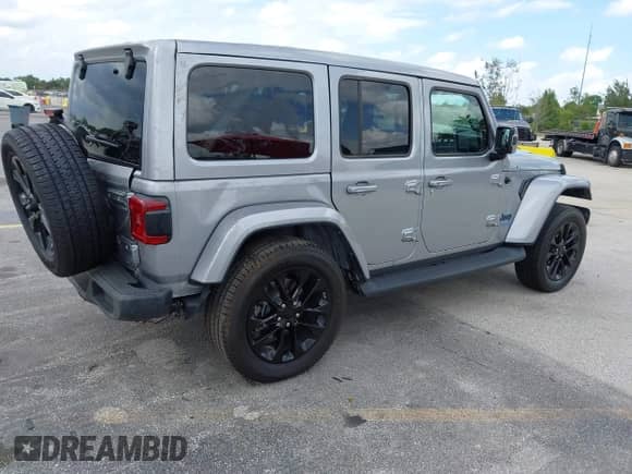 2021 Jeep Wrangler Unlimited Sahara z VIN 1C4JJXP67MW686559, wystawiony jako IAAI lot #42560577 z przebiegiem 43 902 mil mil oraz . Historia ofert i sprzedaży dostępna na DreamBid. Obrazek 4.