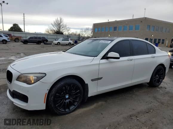 2012 BMW 7 Series 750i xDrive с VIN WBAKC6C5XCC396061, выставлен на аукционе Copart как лот 84295534 с пробегом 107 908 миль миль и Чистый • Clean title. История ставок и продаж доступна на DreamBid. Изображение 1.