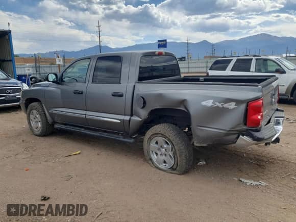 2005 Dodge Dakota Laramie z VIN 1D7HW58N35S152175, wystawiony jako Copart lot #61299295 z przebiegiem 221 812 mil mil oraz Nie do naprawy • Non repairable. Historia ofert i sprzedaży dostępna na DreamBid. Obrazek 2.