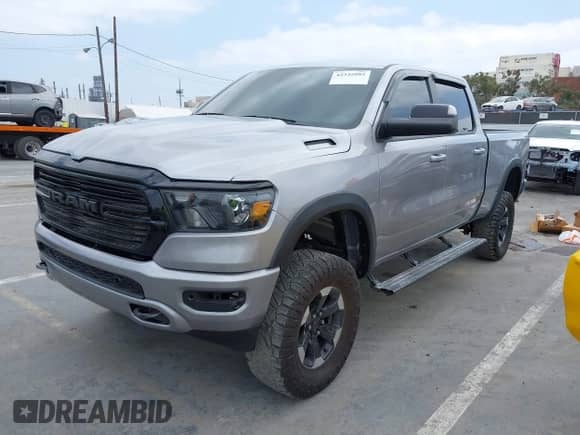 2022 Ram 1500 Big Horn z VIN 1C6RREMT2NN246600, wystawiony jako IAAI lot #42345982 z przebiegiem 21 198 mil mil oraz . Historia ofert i sprzedaży dostępna na DreamBid. Obrazek 2.