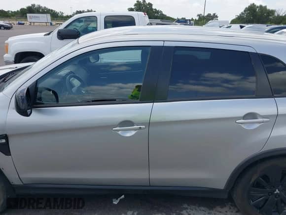 2023 Mitsubishi Outlander ES z VIN JA4ARUAU5PU016999, wystawiony jako IAAI lot #42525414 z przebiegiem 15 010 mil mil oraz . Historia ofert i sprzedaży dostępna na DreamBid. Obrazek 14.