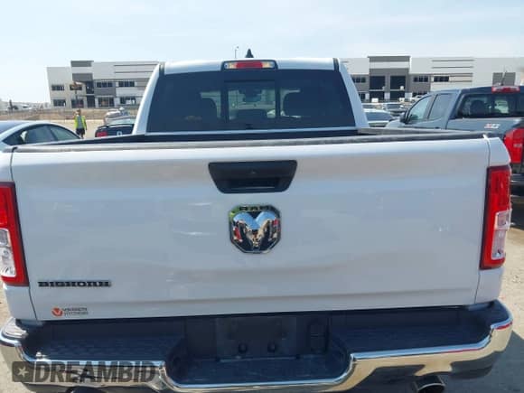 2023 Ram 1500 Big Horn z VIN 1C6RREFT2PN579184, wystawiony jako IAAI lot #43023028 z przebiegiem 47 603 mil mil oraz . Historia ofert i sprzedaży dostępna na DreamBid. Obrazek 17.