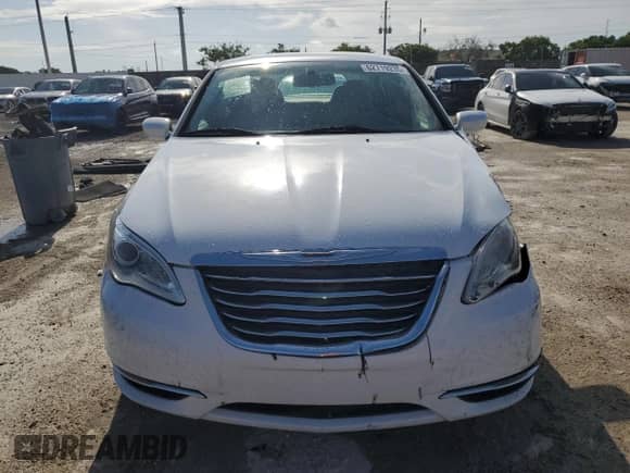 2014 Chrysler 200 LX с VIN 1C3CCBAG5EN150051, выставлен на аукционе Copart как лот 62719235 с пробегом 175 707 миль миль и Списание • Salvage title. История ставок и продаж доступна на DreamBid. Изображение 5.