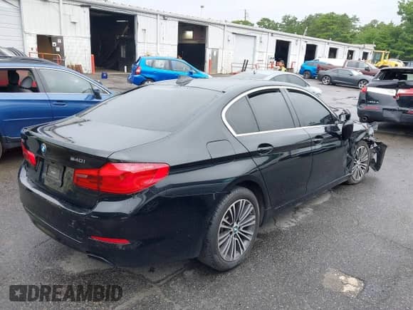 2019 BMW 5 Series 540i xDrive z VIN WBAJE7C50KG892831, wystawiony jako IAAI lot #39857392 z przebiegiem 78 200 mil mil oraz . Historia ofert i sprzedaży dostępna na DreamBid. Obrazek 4.