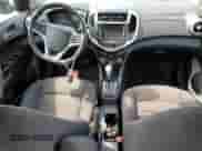 2020 Chevrolet Sonic LT z VIN 1G1JD5SB9L4108420, wystawiony jako Copart lot #81809075 z przebiegiem 52 958 mil mil oraz Szkoda całkowita • Salvage title. Historia ofert i sprzedaży dostępna na DreamBid. Obrazek 8.