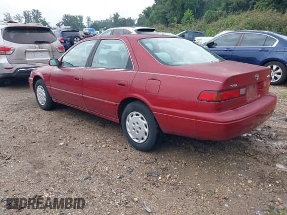 1997 Toyota Camry LE z VIN 4T1BG22K5VU118068, wystawiony jako IAAI lot #43304665 z przebiegiem 131 230 mil mil oraz . Historia ofert i sprzedaży dostępna na DreamBid. Obrazek 3.
