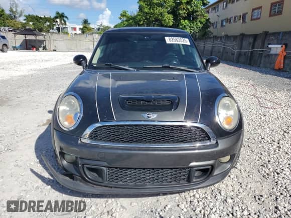 2011 MINI Hardtop S with VIN WMWSV3C58BTY11594, listed as a Copart auction lot 82583025 with 98,138 mi miles and Salvage title. Bid and sale history available at DreamBid. Image 5.