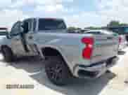 2025 Chevrolet Silverado 1500 z VIN 1GCRKBEK0SZ264681, wystawiony jako IAAI lot #42570981 z przebiegiem 4 783 mil mil oraz . Historia ofert i sprzedaży dostępna na DreamBid. Obrazek 3.