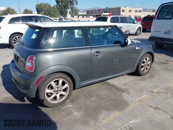 2011 MINI Hardtop S с VIN WMWSV3C53BTY21899, выставлен на аукционе IAAI как лот 43513791 с пробегом 106 098 миль миль и . История ставок и продаж доступна на DreamBid. Изображение 4.