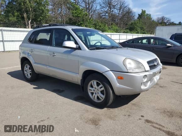 2008 Hyundai Tucson SE с VIN KM8JN72D28U855751, выставлен на аукционе Copart как лот 64925045 с пробегом 196 734 миль миль и Списание • Salvage title. История ставок и продаж доступна на DreamBid. Изображение 4.