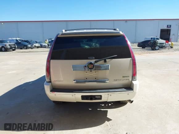 2013 Cadillac Escalade z VIN 1GYS3FEJ8DR211799, wystawiony jako IAAI lot #41751690 z przebiegiem 162 992 mil mil oraz . Historia ofert i sprzedaży dostępna na DreamBid. Obrazek 16.