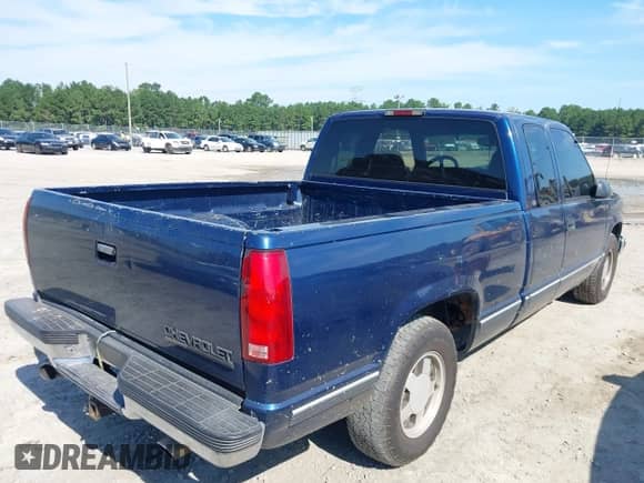 1998 Chevrolet Silverado 1500 z VIN 2GCEC19R3W1113605, wystawiony jako IAAI lot #43085580 z przebiegiem 378 005 mil mil oraz . Historia ofert i sprzedaży dostępna na DreamBid. Obrazek 4.