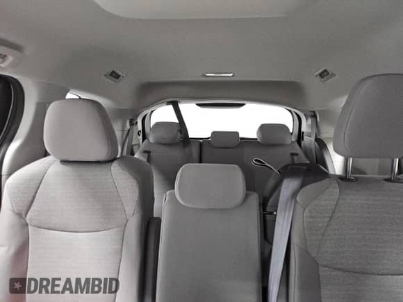 2021 Toyota Sienna LE z VIN 5TDKRKEC4MS033065, wystawiony jako Copart lot #83765735 z przebiegiem 55 392 mil mil oraz Czysty tytuł • Clean title. Historia ofert i sprzedaży dostępna na DreamBid. Obrazek 10.