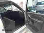 1999 GMC Sierra 1500 SL z VIN 1GTEC14V7XE850553, wystawiony jako IAAI lot #42751151 z przebiegiem 308 861 mil mil oraz . Historia ofert i sprzedaży dostępna na DreamBid. Obrazek 5.