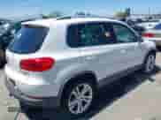 2013 Volkswagen Tiguan S z VIN WVGBV3AX0DW060270, wystawiony jako IAAI lot #42703723 z przebiegiem 96 922 mil mil oraz . Historia ofert i sprzedaży dostępna na DreamBid. Obrazek 4.