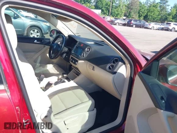 2010 Volkswagen Tiguan S с VIN WVGAV7AX5AW003836, выставлен на аукционе IAAI как лот 42301007 с пробегом 176 403 миль миль и . История ставок и продаж доступна на DreamBid. Изображение 5.