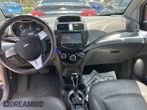 2016 Chevrolet Spark LT z VIN KL8CL6S07GC595435, wystawiony jako Copart lot #64610015 z przebiegiem 58 575 mil mil oraz Czysty tytuł • Clean title. Historia ofert i sprzedaży dostępna na DreamBid. Obrazek 9.