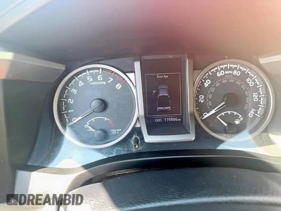 2017 Toyota Tacoma SR5 z VIN 3TMAZ5CN4HM037804, wystawiony jako Copart lot #86278135 z przebiegiem 119 886 mil mil oraz Czysty tytuł • Clean title. Historia ofert i sprzedaży dostępna na DreamBid. Obrazek 9.