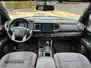 2017 Toyota Tacoma TRD Off Road z VIN 3TMDZ5BNXHM023386, wystawiony jako Copart lot #90888765 z przebiegiem 193 045 mil mil oraz Czysty tytuł • Clean title. Historia ofert i sprzedaży dostępna na DreamBid. Obrazek 7.