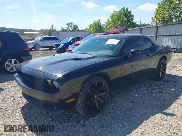 2009 Dodge Challenger SE with VIN 2B3LJ44V39H609889, listed as a IAAI auction lot 43322010 with 176,988 mi miles and . Bid and sale history available at DreamBid. Image 2.