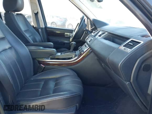 2011 Land Rover Range Rover Sport SC z VIN SALSH2E40BA274863, wystawiony jako IAAI lot #41591339 z przebiegiem 111 280 mil mil oraz . Historia ofert i sprzedaży dostępna na DreamBid. Obrazek 5.