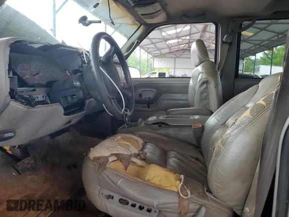 1999 Chevrolet Suburban с VIN 3GNEC16R1XG164265, выставлен на аукционе Copart как лот 58345065 с пробегом 267 054 миль миль и Списание • Salvage title. История ставок и продаж доступна на DreamBid. Изображение 7.
