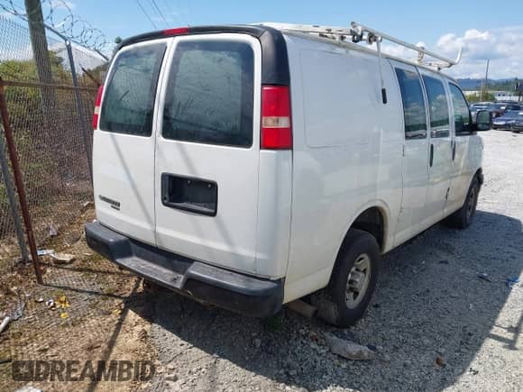 2013 Chevrolet Express Cargo z VIN 1GCWGFBA8D1102953, wystawiony jako IAAI lot #42999141 z przebiegiem 364 550 mil mil oraz . Historia ofert i sprzedaży dostępna na DreamBid. Obrazek 4.