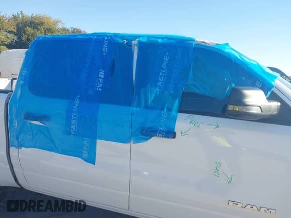 2025 Ram 1500 Big Horn z VIN 1C6SRFFP5SN561989, wystawiony jako IAAI lot #43563894 z przebiegiem 41 118 mil mil oraz . Historia ofert i sprzedaży dostępna na DreamBid. Obrazek 6.