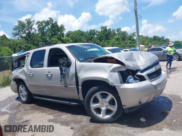 2007 Chevrolet Suburban LT с VIN 1GNFC16J57J167022, выставлен на аукционе IAAI как лот 42794670 с пробегом Не указан миль и . История ставок и продаж доступна на DreamBid. Изображение 13.