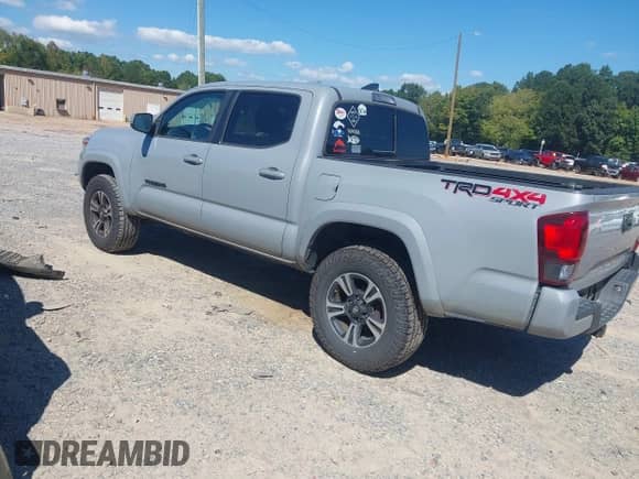 2019 Toyota Tacoma TRD Off Road z VIN 3TMCZ5AN2KM207371, wystawiony jako IAAI lot #43130878 z przebiegiem 104 178 mil mil oraz . Historia ofert i sprzedaży dostępna na DreamBid. Obrazek 3.