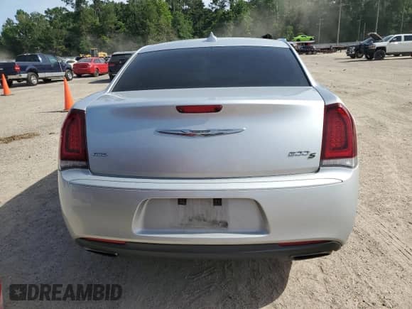 2020 Chrysler 300 S z VIN 2C3CCAGG1LH151057, wystawiony jako Copart lot #56921355 z przebiegiem 195 134 mil mil oraz Szkoda całkowita • Salvage title. Historia ofert i sprzedaży dostępna na DreamBid. Obrazek 6.