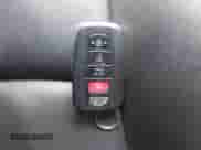 2018 Toyota Prius Plus z VIN JTDKARFP0J3077479, wystawiony jako IAAI lot #42062334 z przebiegiem 23 388 mil mil oraz . Historia ofert i sprzedaży dostępna na DreamBid. Obrazek 11.