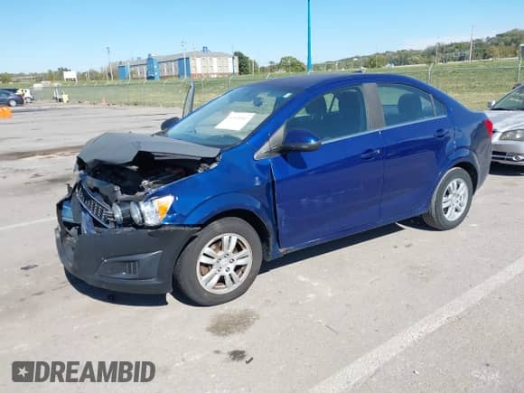 2014 Chevrolet Sonic LT z VIN 1G1JC5SH7E4117143, wystawiony jako IAAI lot #43434507 z przebiegiem 150 058 mil mil oraz . Historia ofert i sprzedaży dostępna na DreamBid. Obrazek 2.
