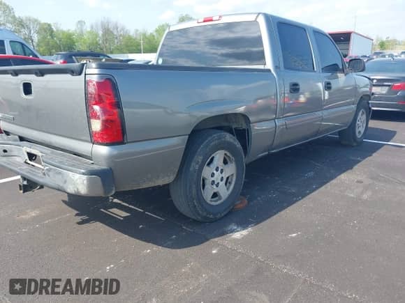 2006 Chevrolet Silverado 1500 LT2 z VIN 2GCEC13Z661346287, wystawiony jako IAAI lot #42013454 z przebiegiem 318 918 mil mil oraz . Historia ofert i sprzedaży dostępna na DreamBid. Obrazek 4.