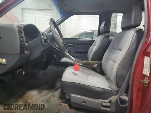 1994 Nissan Frontier XE z VIN 1N6SD16S6RC403596, wystawiony jako Copart lot #61856285 z przebiegiem 152 767 mil mil oraz Czysty tytuł • Clean title. Historia ofert i sprzedaży dostępna na DreamBid. Obrazek 7.