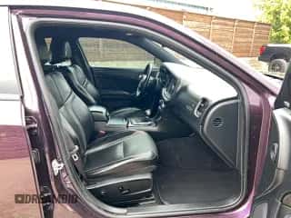 2020 Dodge Charger SXT z VIN 2C3CDXBG6LH234409, wystawiony jako Copart lot #89438715 z przebiegiem 123 582 mil mil oraz Czysty tytuł • Clean title. Historia ofert i sprzedaży dostępna na DreamBid. Obrazek 5.