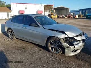 2015 BMW 3 Series 328i xDrive с VIN WBA3B3G56FNT68685, выставлен на аукционе IAAI как лот 42516990 с пробегом 115 416 миль миль и . История ставок и продаж доступна на DreamBid. Изображение 1.
