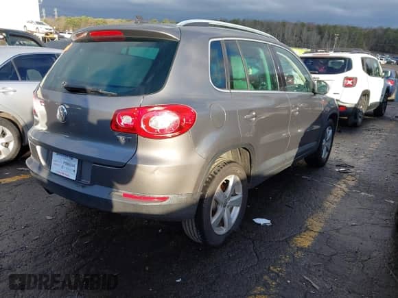 2010 Volkswagen Tiguan S с VIN WVGAV7AX0AW517853, выставлен на аукционе IAAI как лот 41194874 с пробегом 106 471 миль миль и . История ставок и продаж доступна на DreamBid. Изображение 4.