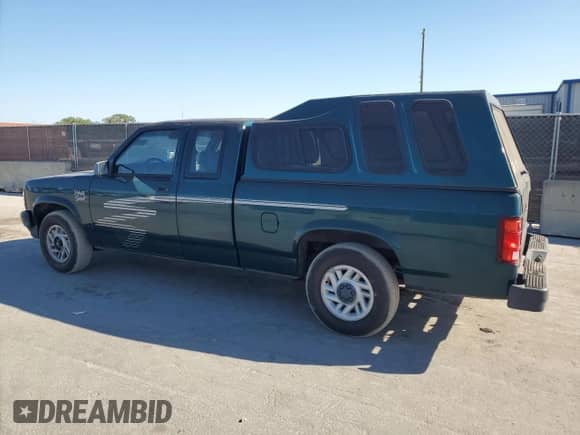 1993 Dodge Dakota z VIN 1B7FL23X8PS292033, wystawiony jako Copart lot #48995955 z przebiegiem 103 197 mil mil oraz Czysty tytuł • Clean title. Historia ofert i sprzedaży dostępna na DreamBid. Obrazek 2.