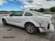 2005 Ford Mustang Deluxe z VIN 1ZVFT80N855225673, wystawiony jako Copart lot #80343005 z przebiegiem 138 781 mil mil oraz Szkoda całkowita • Salvage title. Historia ofert i sprzedaży dostępna na DreamBid. Obrazek 2.