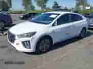2020 Hyundai Ioniq SE z VIN KMHC65LD8LU198343, wystawiony jako IAAI lot #42313918 z przebiegiem 41 671 mil mil oraz . Historia ofert i sprzedaży dostępna na DreamBid. Obrazek 2.