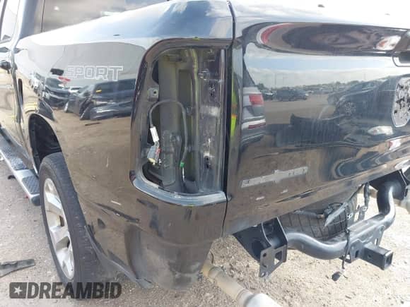 2020 Ram 1500 Big Horn z VIN 1C6RREFT4LN119597, wystawiony jako IAAI lot #42446462 z przebiegiem 82 821 mil mil oraz . Historia ofert i sprzedaży dostępna na DreamBid. Obrazek 21.