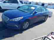 2015 Hyundai Sonata SE z VIN 5NPE24AF0FH130981, wystawiony jako IAAI lot #43476785 z przebiegiem 177 631 mil mil oraz . Historia ofert i sprzedaży dostępna na DreamBid. Obrazek 2.