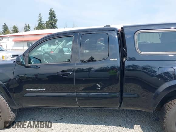 2018 Toyota Tacoma SR5 z VIN 5TFSZ5AN2JX151257, wystawiony jako IAAI lot #42895721 z przebiegiem 157 990 mil mil oraz . Historia ofert i sprzedaży dostępna na DreamBid. Obrazek 14.