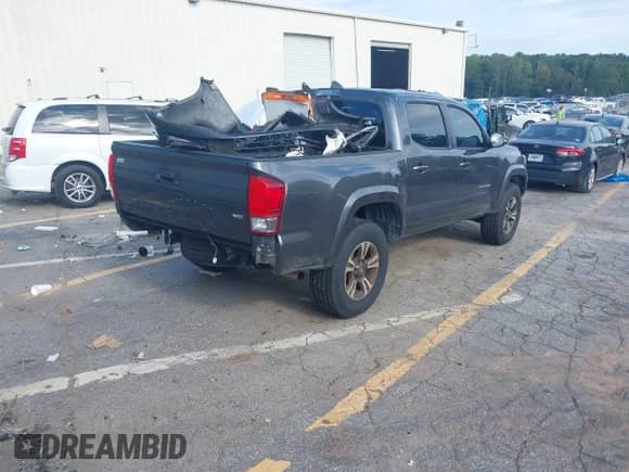 2017 Toyota Tacoma SR5 with VIN 3TMCZ5AN7HM115200, listed as a IAAI auction lot 43115086 with 117,000 mi miles and . Bid and sale history available at DreamBid. Image 4.