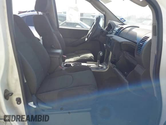 2005 Nissan Pathfinder SE z VIN 5N1AR18U35C771657, wystawiony jako IAAI lot #41793114 z przebiegiem 181 777 mil mil oraz . Historia ofert i sprzedaży dostępna na DreamBid. Obrazek 5.