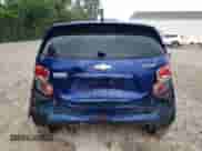 2013 Chevrolet Sonic LS z VIN 1G1JA6SH8D4116870, wystawiony jako Copart lot #64623735 z przebiegiem 78 799 mil mil oraz Szkoda całkowita • Salvage title. Historia ofert i sprzedaży dostępna na DreamBid. Obrazek 6.